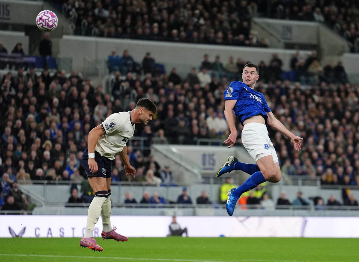 Michael Keane scores to put Everton 1-0 up